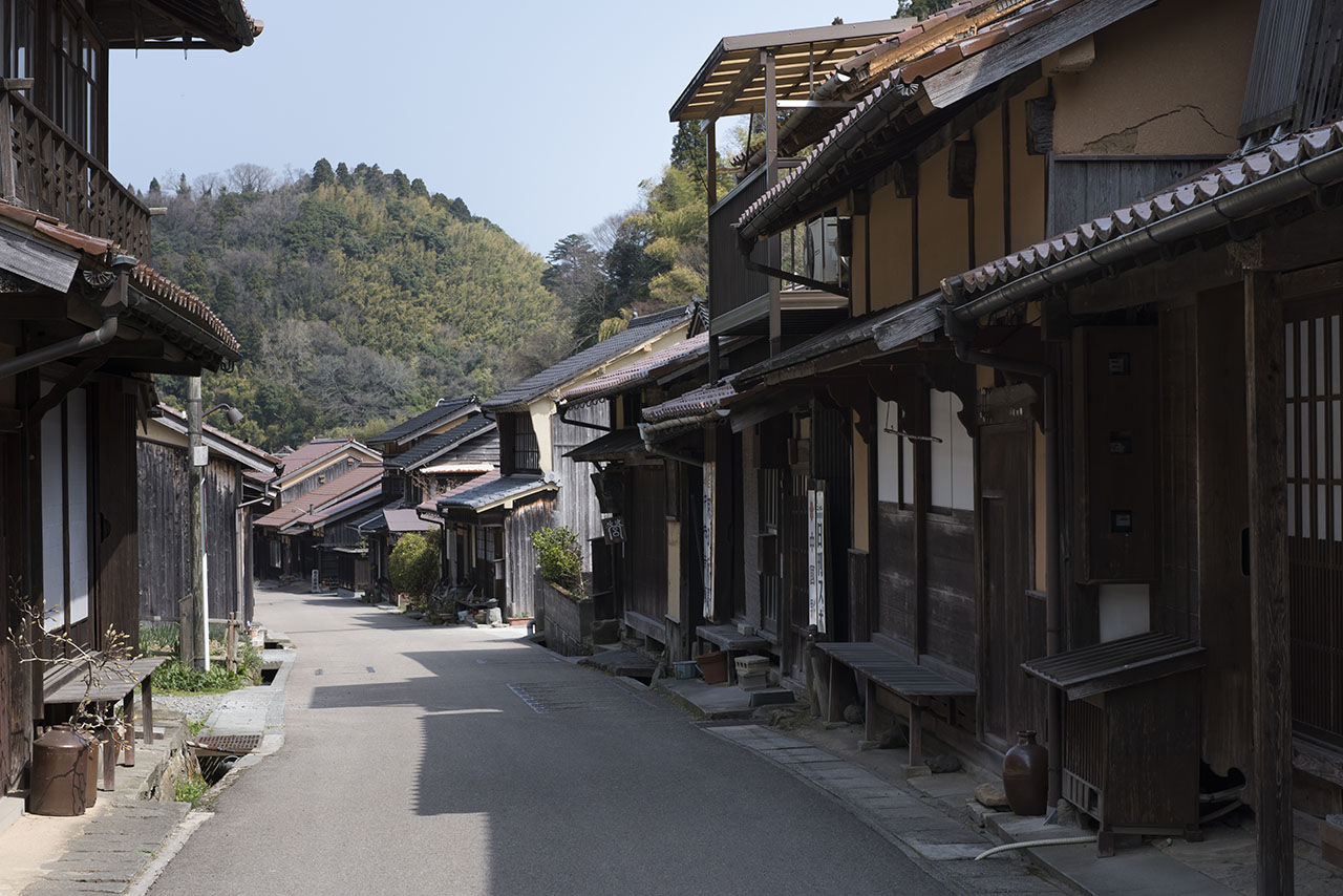 Les bâtiments qui bordent la rue datent de l’époque d’Edo (1603-1868).