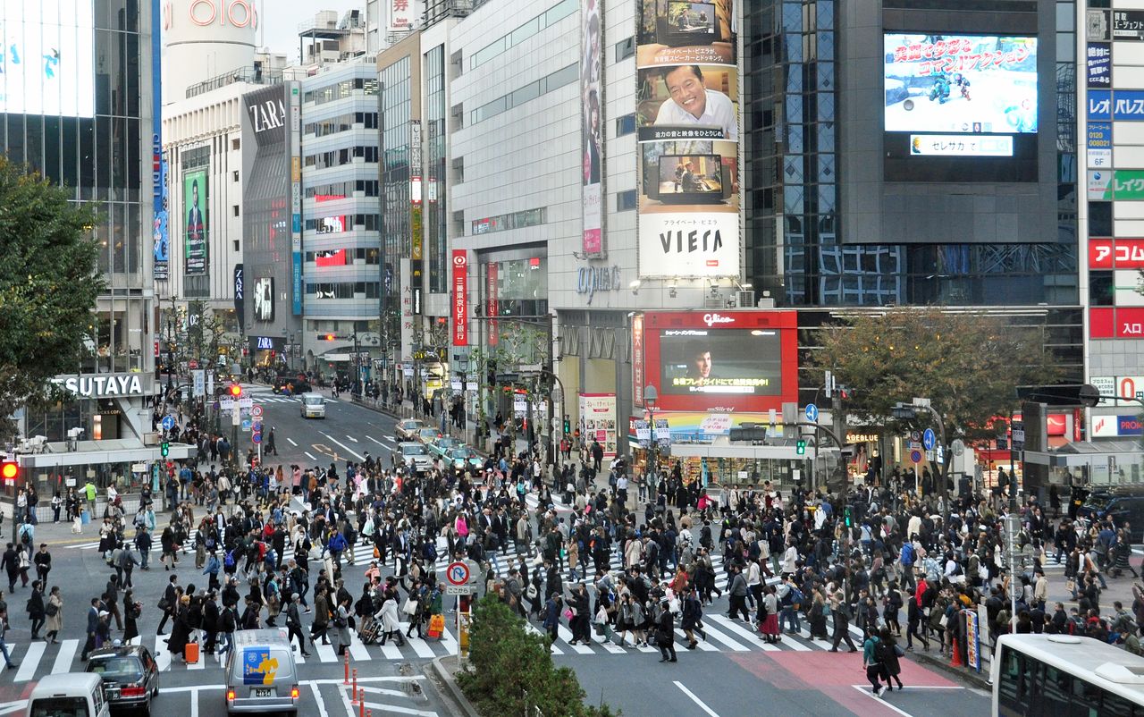 Le fameux carrefour de Shibuya avec ses passages piétons envahis par la foule. (Photographie de l’auteur)