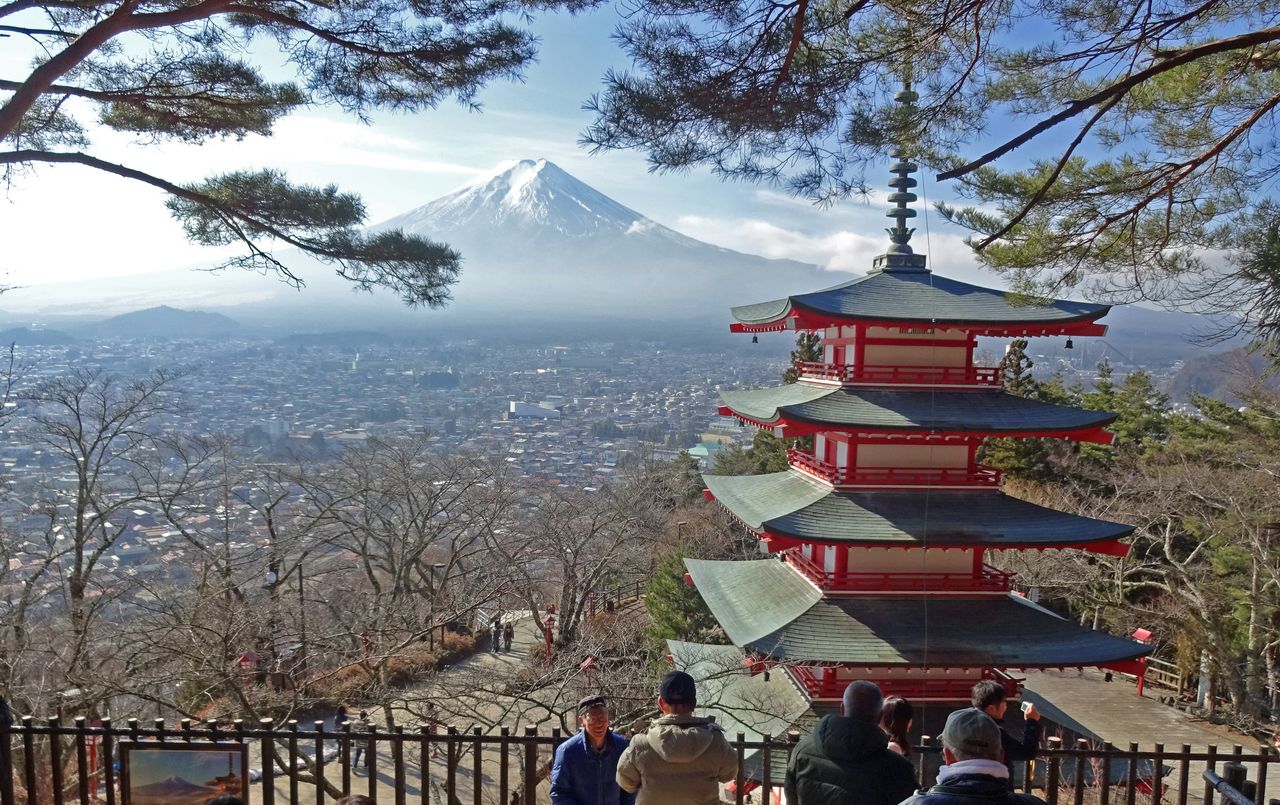 Une pagode à cinq étages avec le mont Fuji en toile de fond… Une photo souvenir de rêve pour les visiteurs étrangers de l’Archipel ! (Photographie de l’auteur)