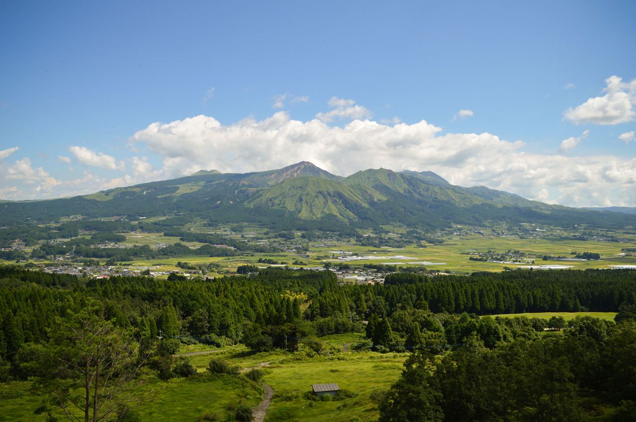 Une vue impressionnante des cinq pics du Mont Aso peut être admirée depuis les hauteurs du parc de Tori no Kozuka.