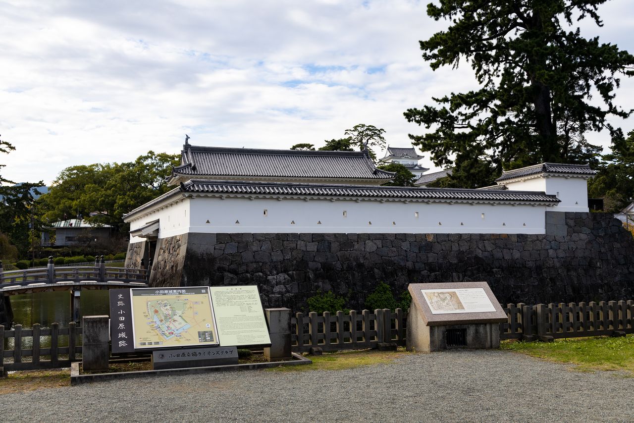 	La porte Akagane a été restaurée en 1997. Le donjon principal peut s'apercevoir au fond.
