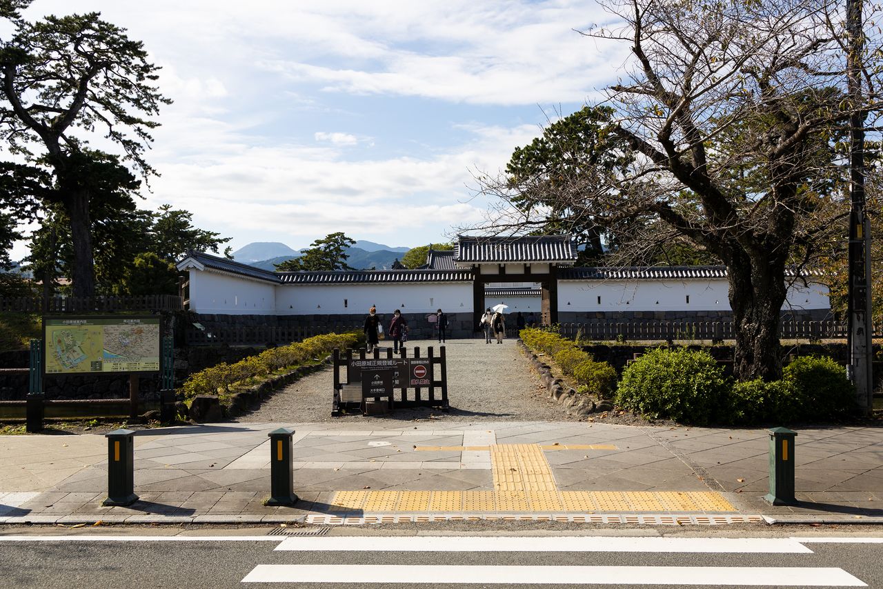 La porte Umadashi est l'entrée principale, restaurée en 2009, qui  se situe au delà  du pont.