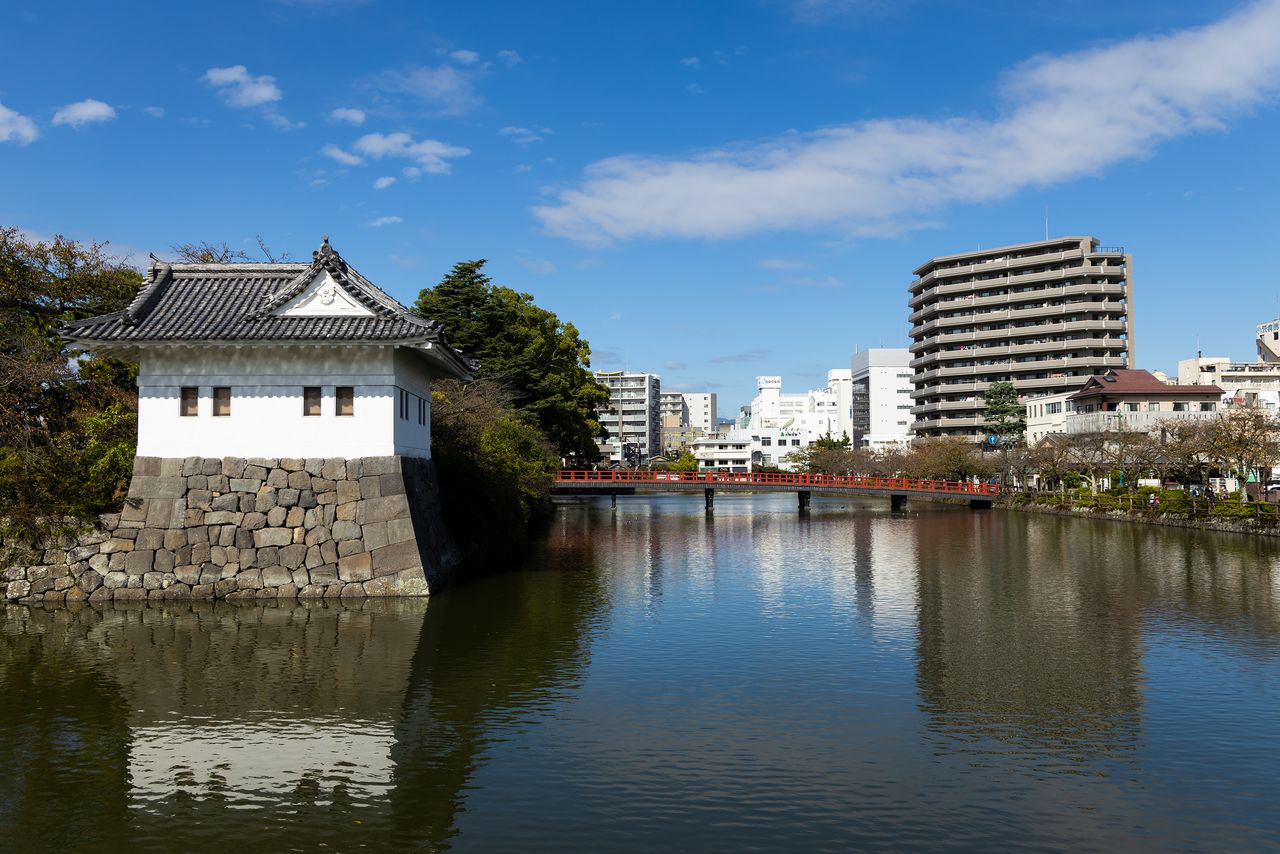 Les douves et une tourelle d’angle, vues de la porte Umadashi. L’entrée du château d’Odawara se fait par le pont Manabi, vu en arrière-plan.