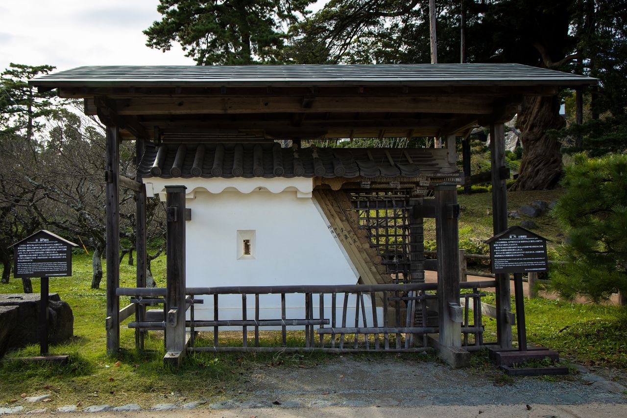 Une maquette du mur de terre de la deuxième enceinte montre la technique utilisée pour la construction de la porte Akagane pendant l'époque d'Edo.