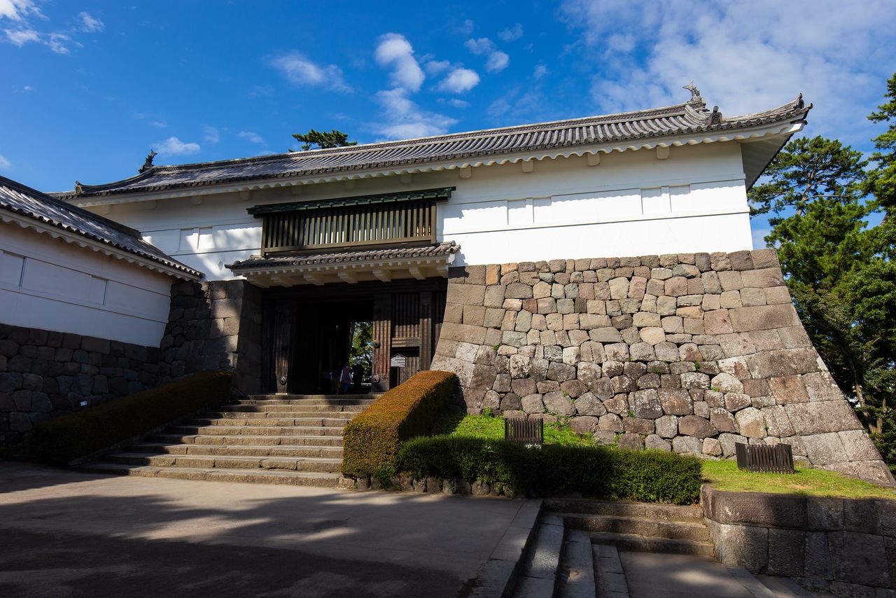 L’imposante porte Tokiwagi, qui s'ouvre sur le donjon principal du château.