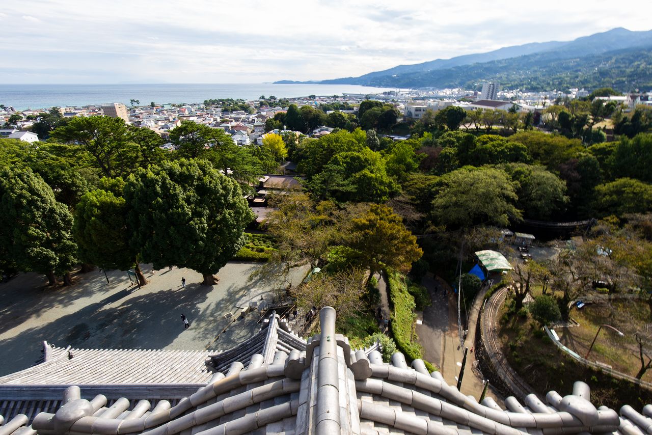 La vue depuis le poste d’observation du donjon principal s’étend sur la ville et jusqu’à la péninsule d’Izu, au fond à droite.