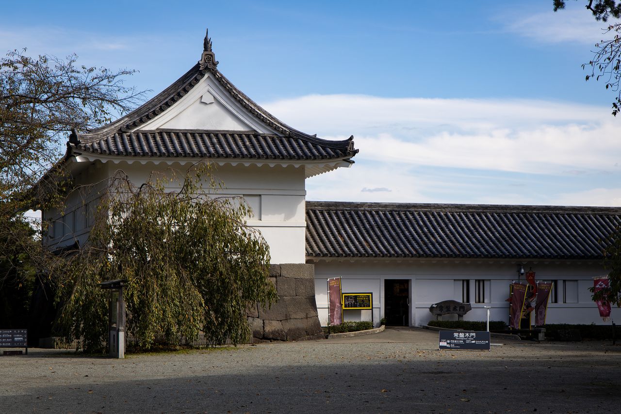 L’entrée du musée « Samurai Tokiwagi » est le lieu idéal pour photographier le donjon principal.