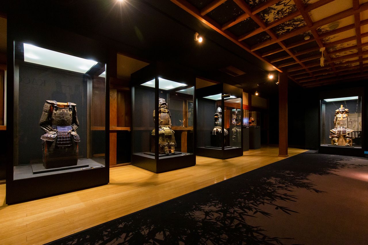 Des armures complètes et des épées exposées au musée « Samurai Tokiwagi ». Des vidéos en projection mapping enrichissent l’expérience immersive.
