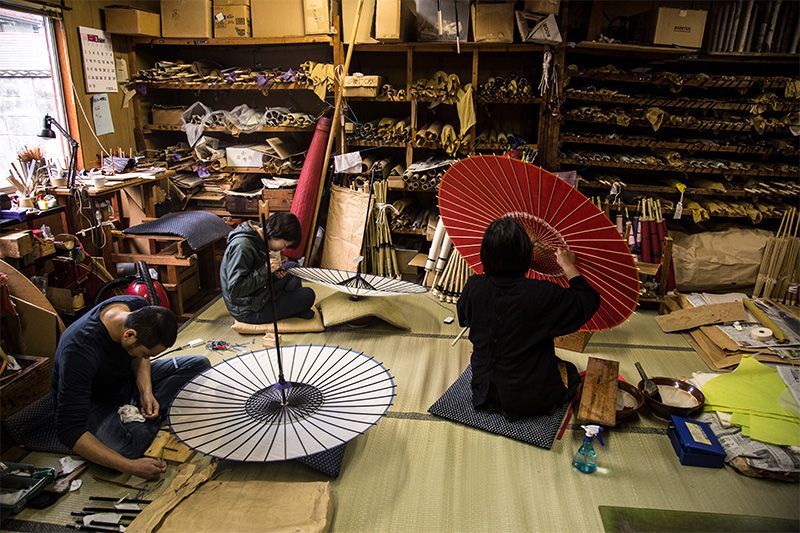 Les jeunes artisans travaillent surs dans l’atelier du grossiste Sakaida Eikichi Honten. « Même après 15 ans de métier, on est encore un apprenti ».