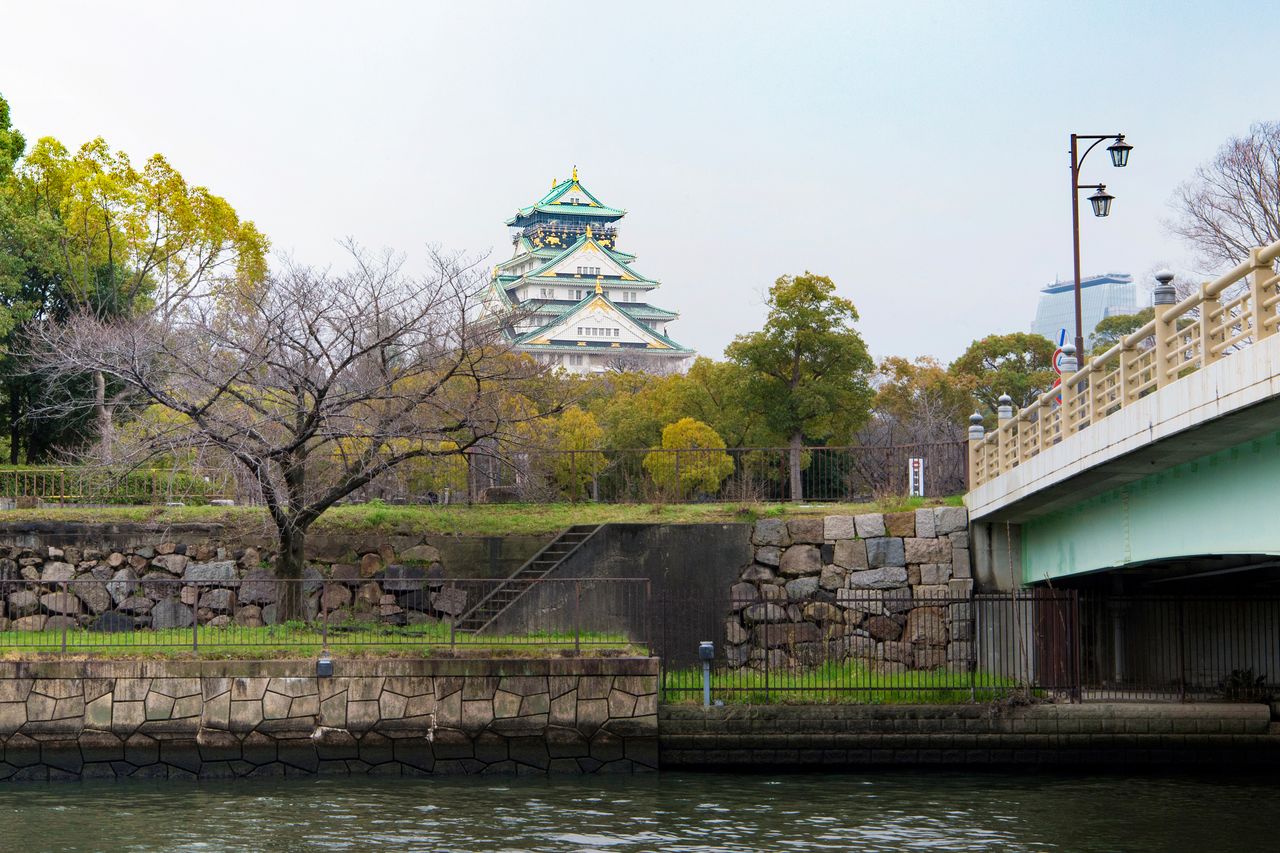 Le donjon du Château d’Osaka vu du pont Shinshigi-no-hashi.
