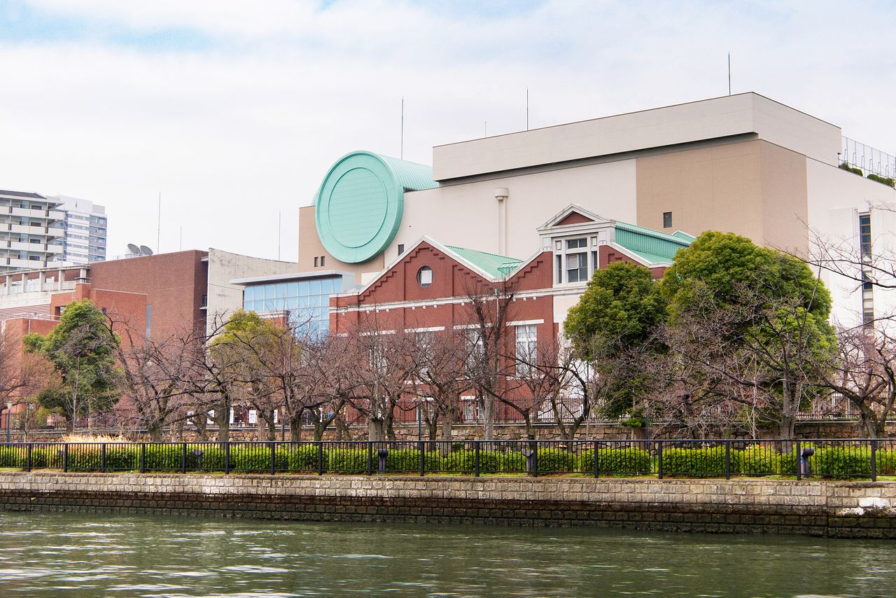 L’Hôtel de la Monnaie, connu pour son tunnel de cerisiers fleuris « sakura-no-torinuke » se trouve au nord du quai OAP