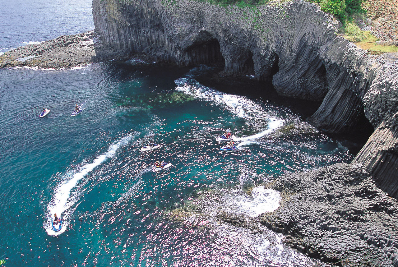 Les grottes de Nanatsugama et les eaux turquoises de la mer de Genkai.