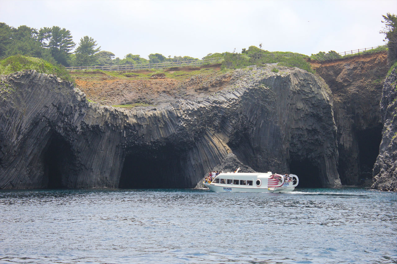 Le bateau Ika Maru offre aux touristes une vue privilégiée sur les cavernes