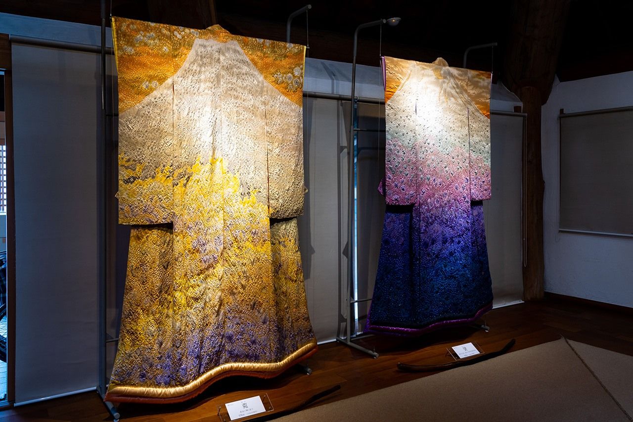 Kimonos exposés au musée. À gauche, le Ohn (菀) de 1991, représentant un mont Fuji en or. Miyahara Sakuo, apprenti de Kubota Itchiku, a contribué à sa création.