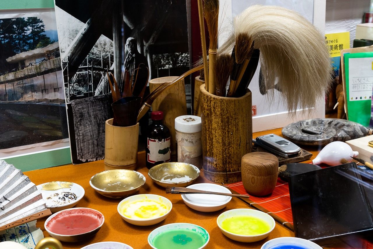 Au musée, sont également exposés certains des colorants chimiques de prédilection de Kubota Itchiku, qu’il a importés d’Allemagne, et les brosses à cheveux qu’il utilisait pour les appliquer.