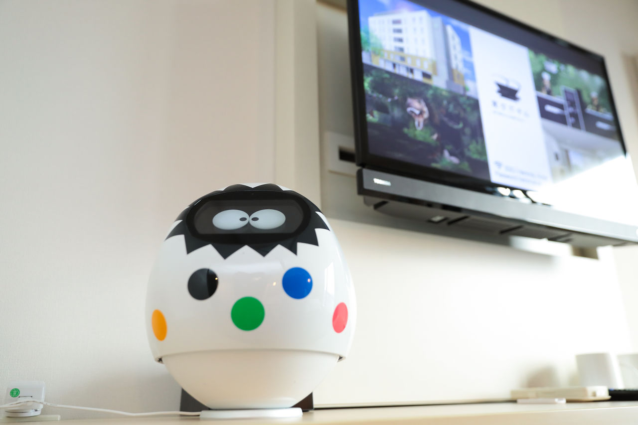 Dans chaque chambre, Tapia, un robot interface. Très pratique, Tapia vous permettra de régler sur commande vocale le téléviseur, le climatiseur, l’éclairage... (Photo avec l’aimable autorisation de Henn na Hotel à Maihama, baie de Tokyo)