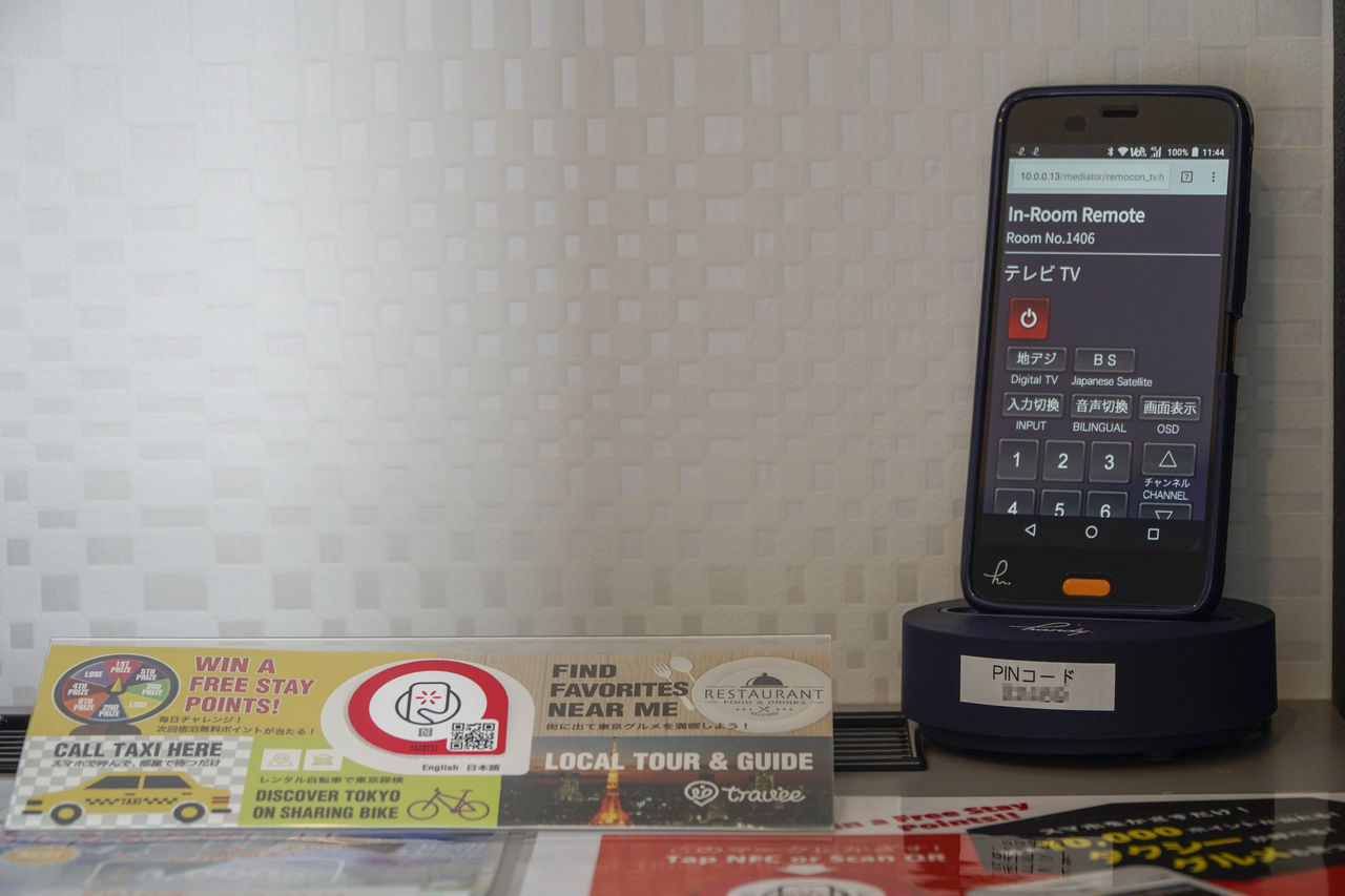 La Smart Plate, en bas à gauche, affiche les informations dont les visiteurs ont besoin sur le smartphone de la chambre.