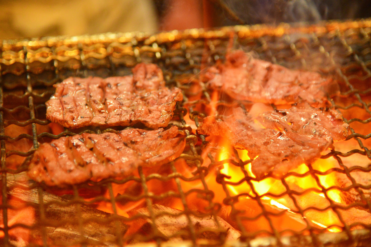 De la langue de bœuf grillée au charbon de bois préparée par un chef aguerri