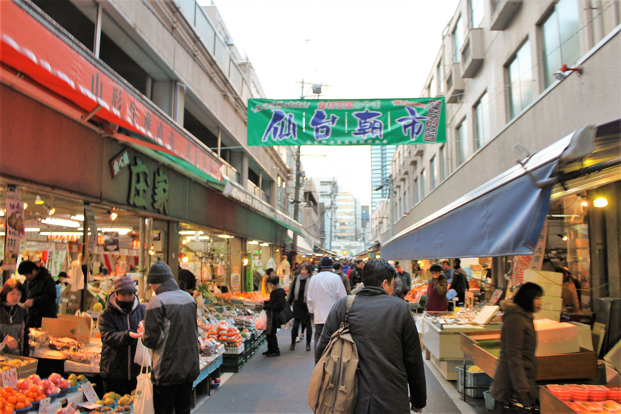 Dès les premières lueurs du jour, les clients affluent déjà (© Association promotionnelle du marché du matin de Sendai)
