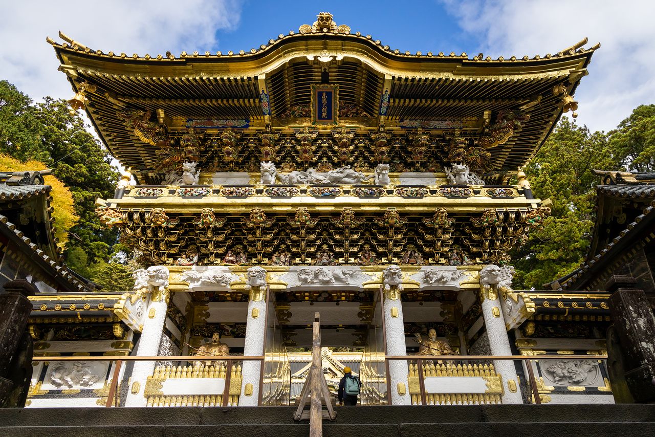 La porte Yômei, dont sa signification est liée avec la lumière du jour, est également connue sous le nom de porte Higurashi, ou « Porte du Crépuscule ». Elle est en effet d’une beauté telle qu'on pourrait la contempler du matin jusqu’au soir.