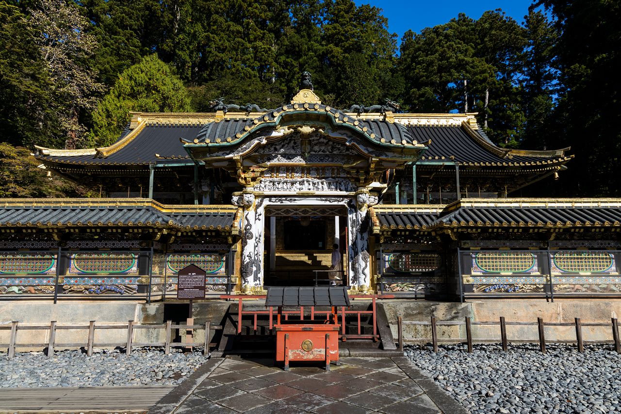 Au-delà de la porte de style karamon, se trouve le sancturaire principal. On y accède par l’entrée qui se trouve sur la droite.