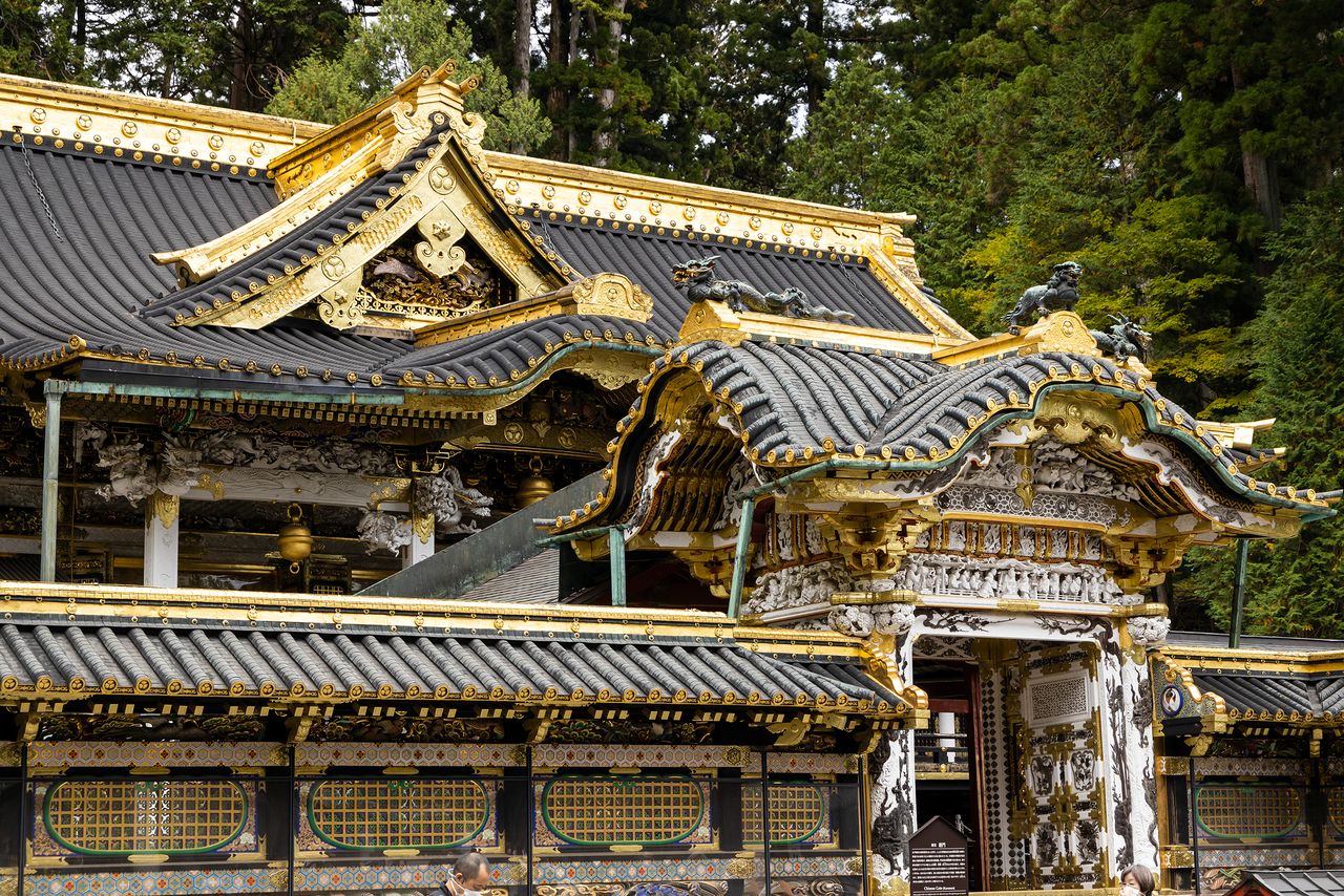 La porte de style karamon est également richement décorée, à l’instar du pavillon principal  et du pavillon cérémoniel.