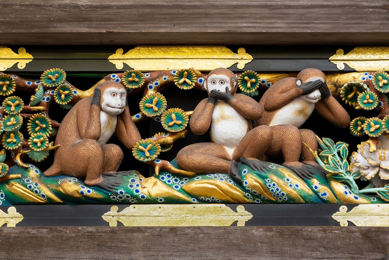 La célèbre sculpture des singes Mizaru, Kikazaru, et Iwazaru