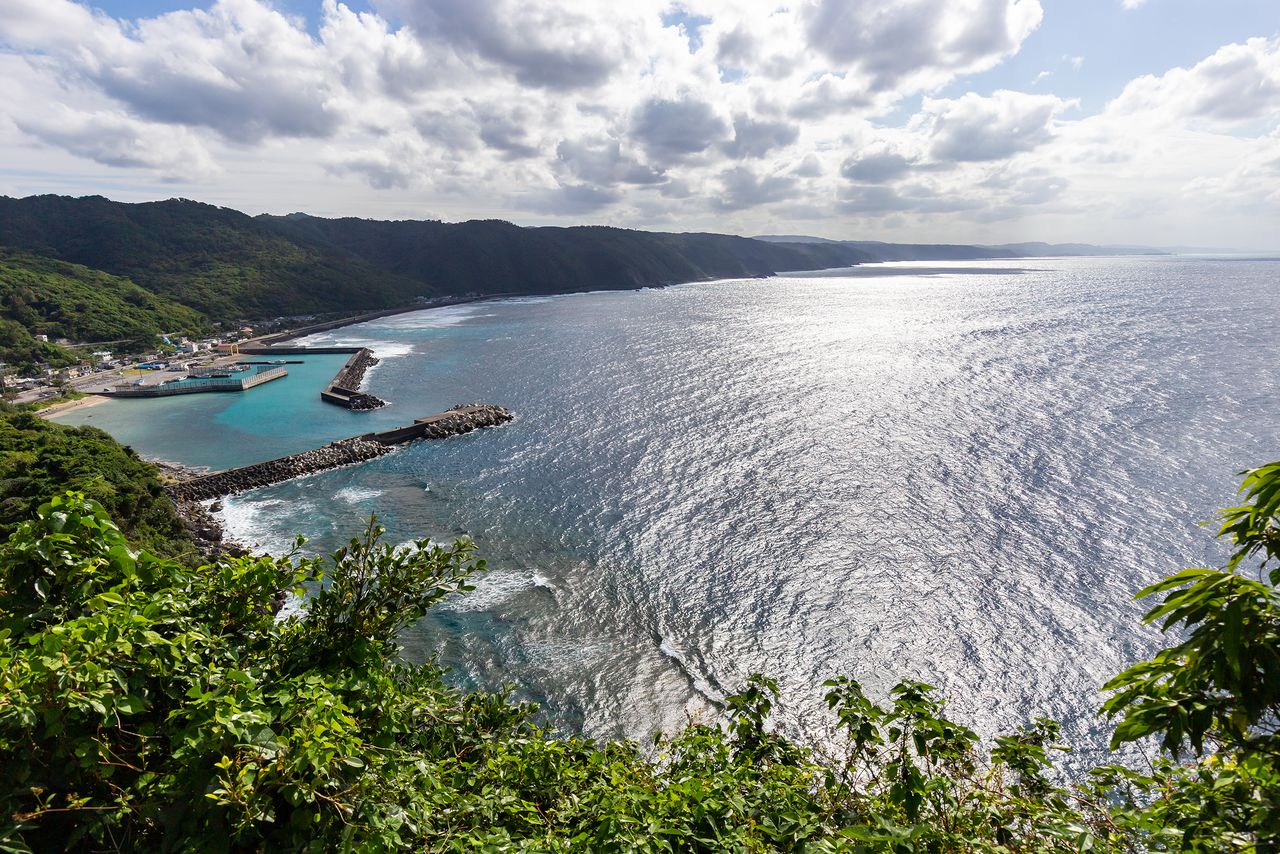 La vue de la falaise de Kayauchibanta est considérée comme l’une des « Cent plus beaux endroits pour le tourisme à Okinawa ».