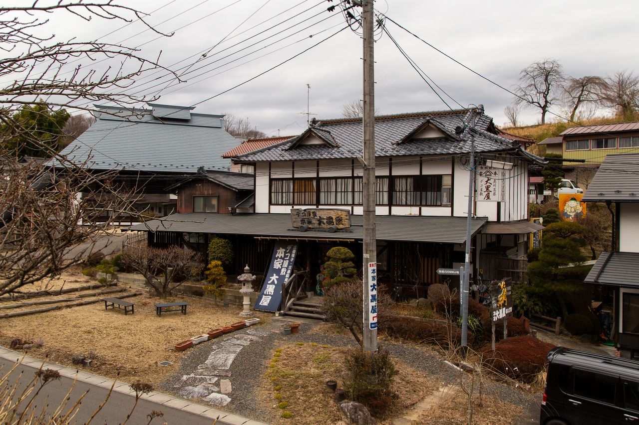 Au centre, l’atelier Honke Daikokuya, que dirige Hashimoto Shôichi. Il expose ses créations dans le bâtiment à gauche.