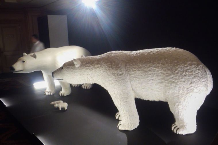 La figurine hariko représentant un ours polaire, exposée lors du Take Action Charity Gala 2011. Les fibres du papier washi ont été effilées pour donner une apparence plus vraie que nature à la fourrure de l’animal (photo avec l’aimable autorisation de Hashimoto Shôichi).