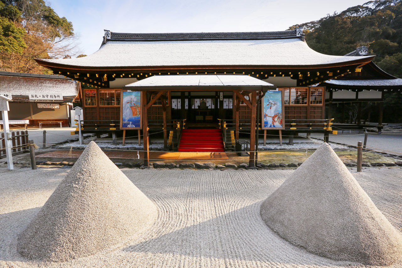 Les monticules tatezuna en face de la salle de culte de Kamigamo.
