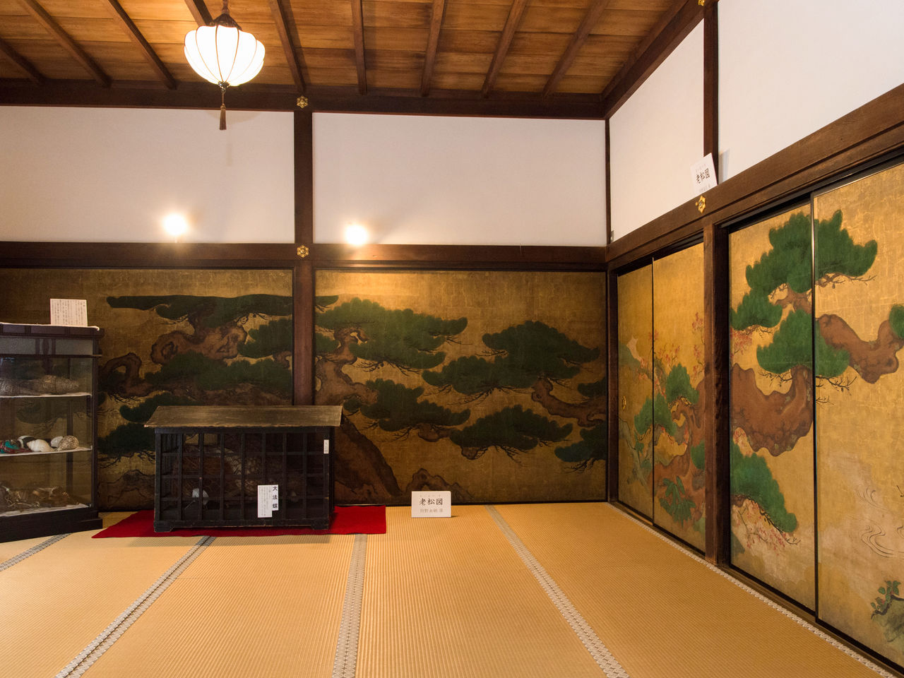 Le hall de l’entrée principale. À gauche, des horagai, sorte de conque, autrefois utilisée par les moines ascètes du temple.