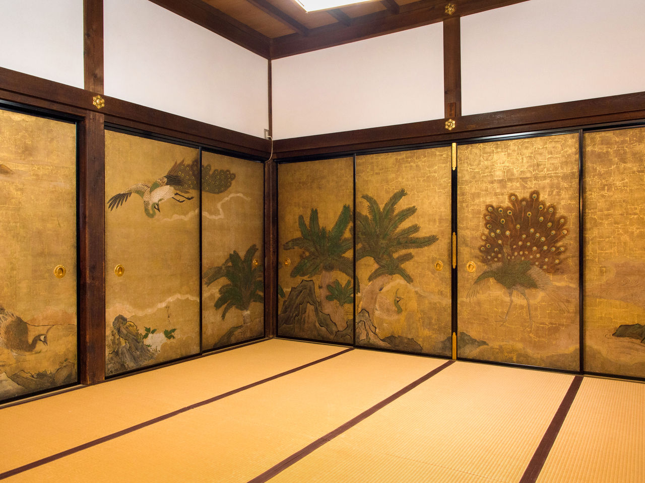 Les œuvres décorant les portes coulissantes fusuma du Kujaku no Ma (salle du paon).