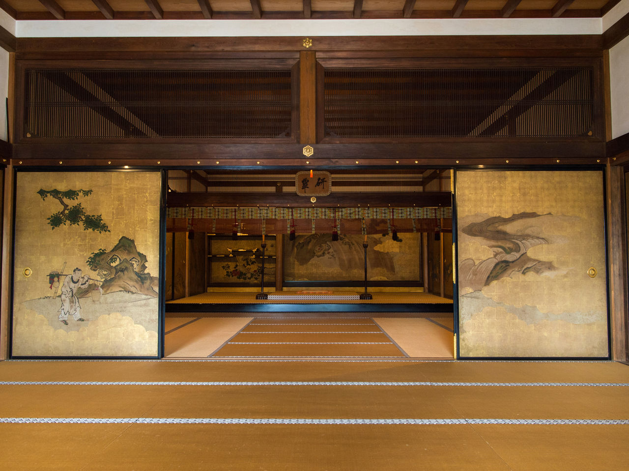 Vue de l'estrade impériale depuis le couloir du shinden