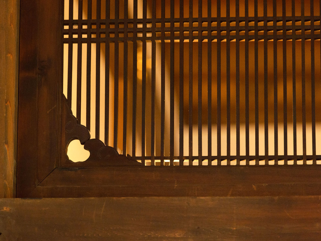 Ces trous spécialement creusés à l’intention des souris sont un autre symbole de l’importance du vivre ensemble dans le temple Shôgo-in.