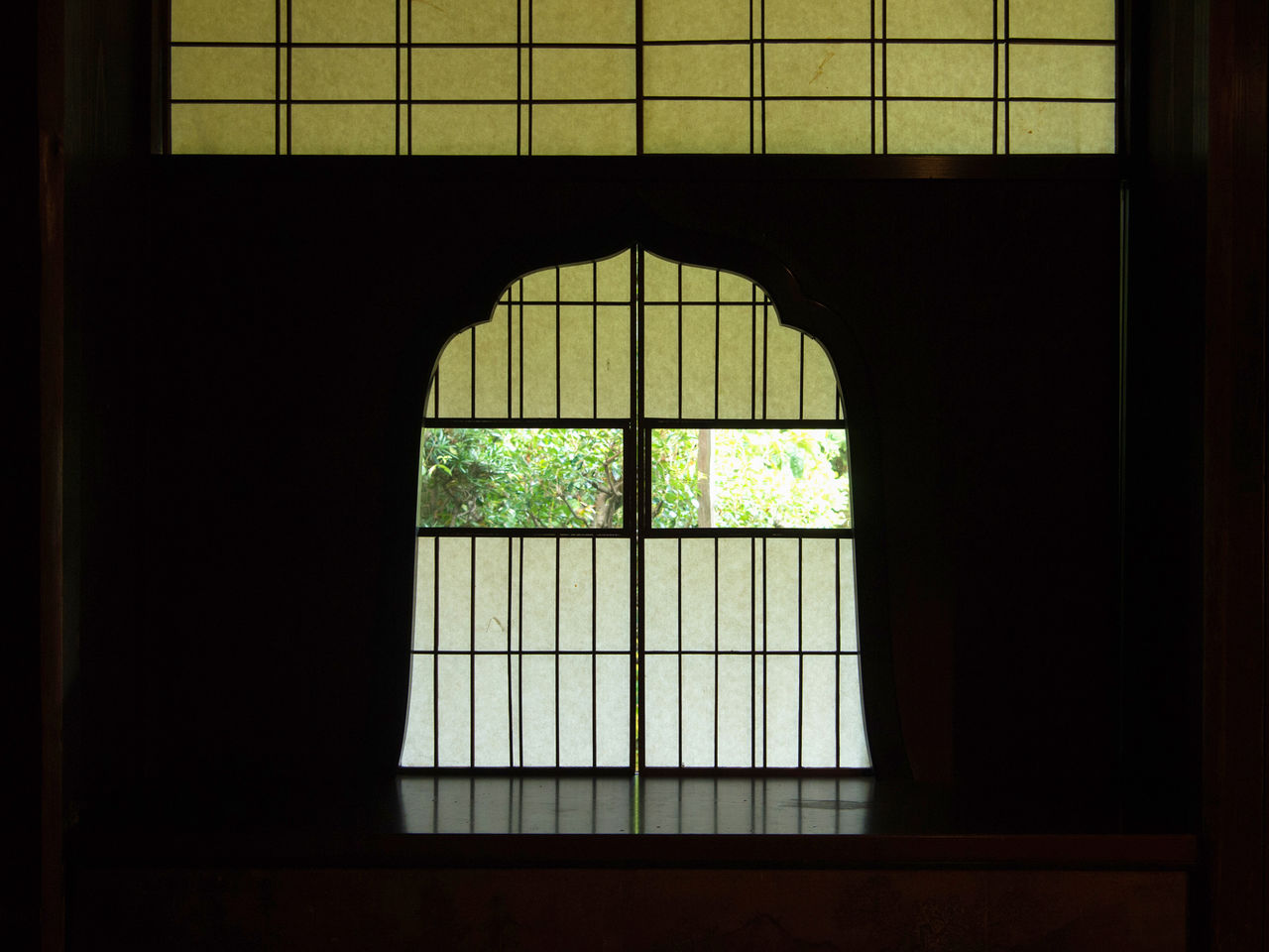 L’élégante fenêtre du Sho-in, de style katômado courbé, est ornée de vitres rares.