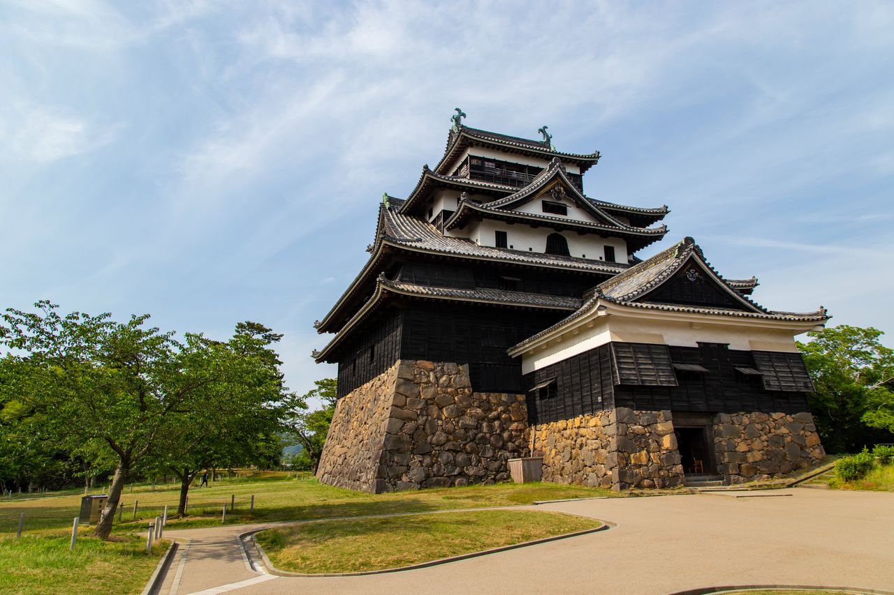 Le donjon principal du château de Matsue se dresse au sommet du mont Kameda, légèrement en pente.