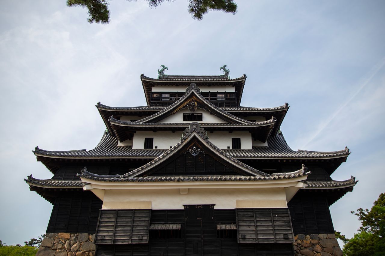 Le château de Matsue est facilement reconnaissable à ses toits en tuiles triangulaires inclinées appelés irimoyahafu.