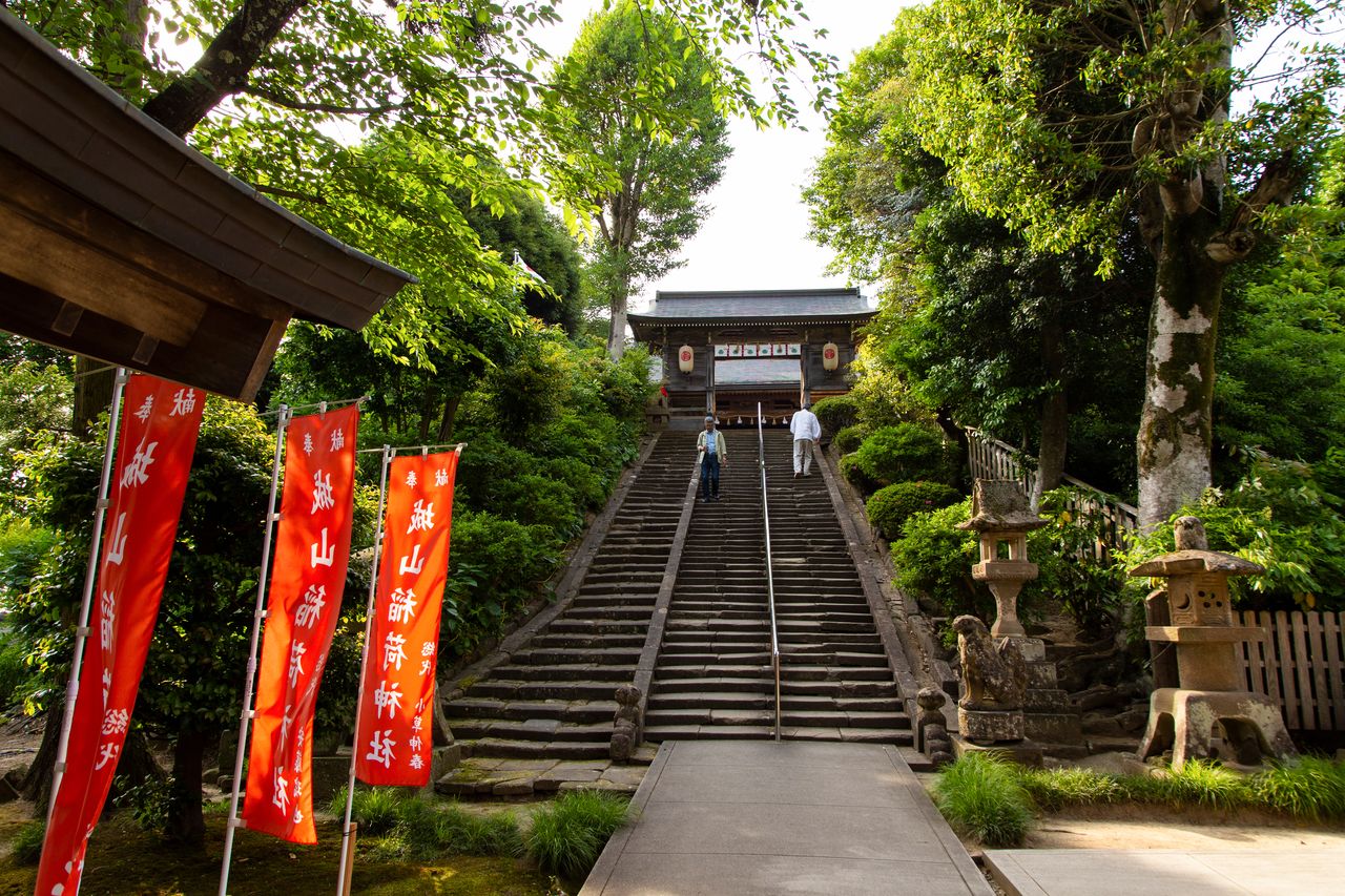 Ces escaliers en pierre mènent au hall principal du sanctuaire Jôzan Inari derrière le château de Matsue.  C’est également le point de départ et de fin du festival Hôran En’ya.