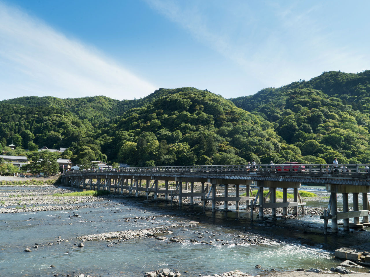 Découvrez les vues populaires d’Arashiyama dont le pont Togetsu-kyô et les calmes bambouseraies.