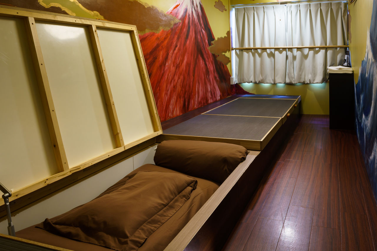 En mettant les futons sur le côté, les lits peuvent être utilisés comme des tatamis sur lesquels s’asseoir.