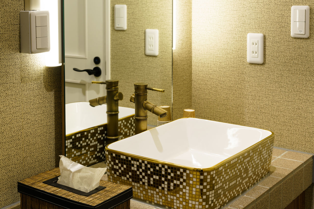 Les carreaux dorés ajoutent un peu d'éclat au style simple des robinets de lavabo en bambou, ressemblant au shishi-odoshi.
