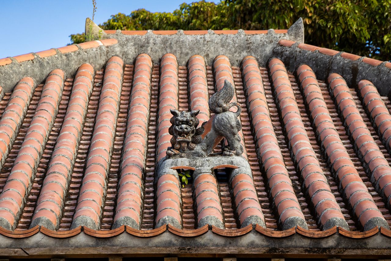 Un shîsâ en céramique éloigne le mal depuis un toit.