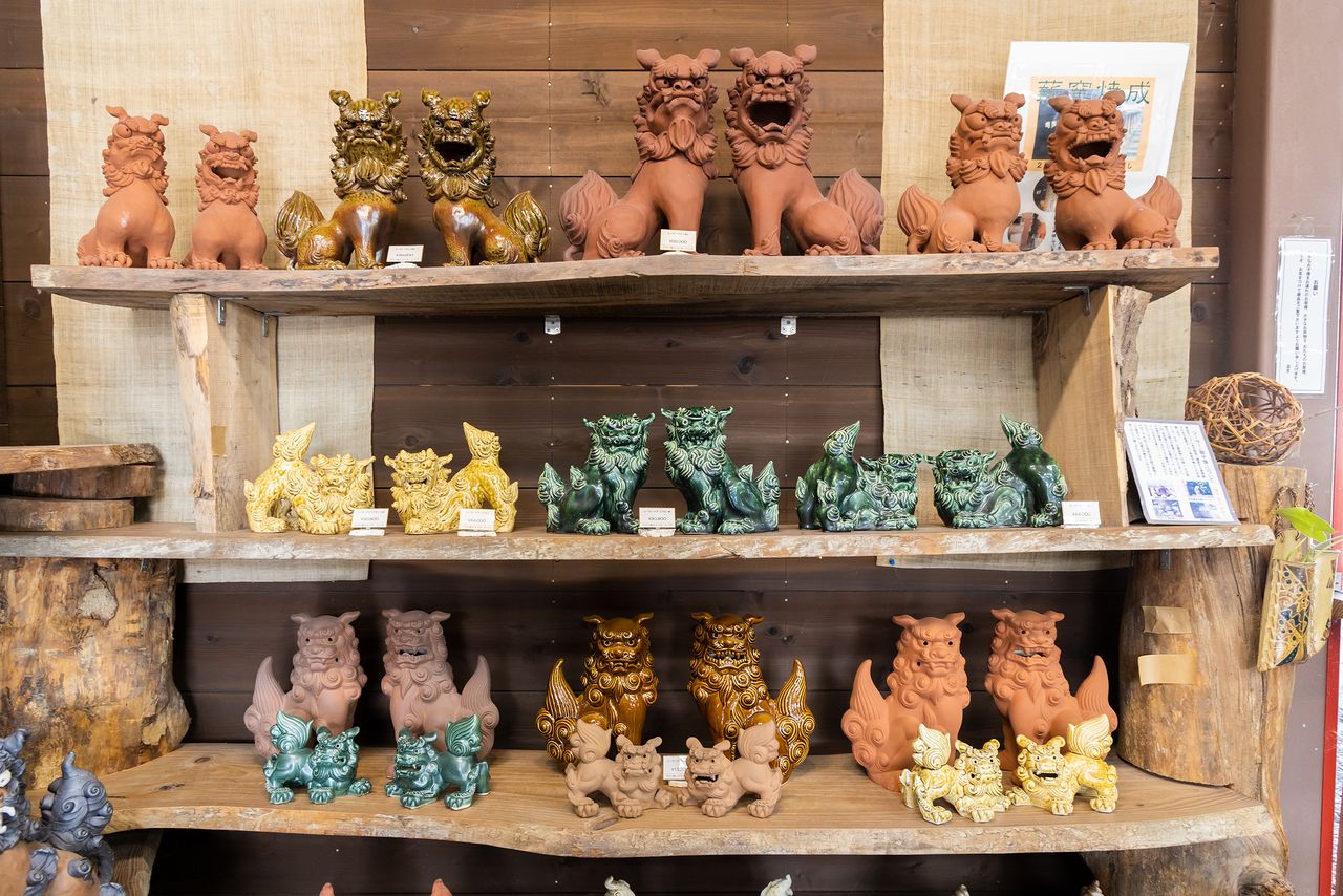 Okinawa World vend une variété de figurines de shîsâ.