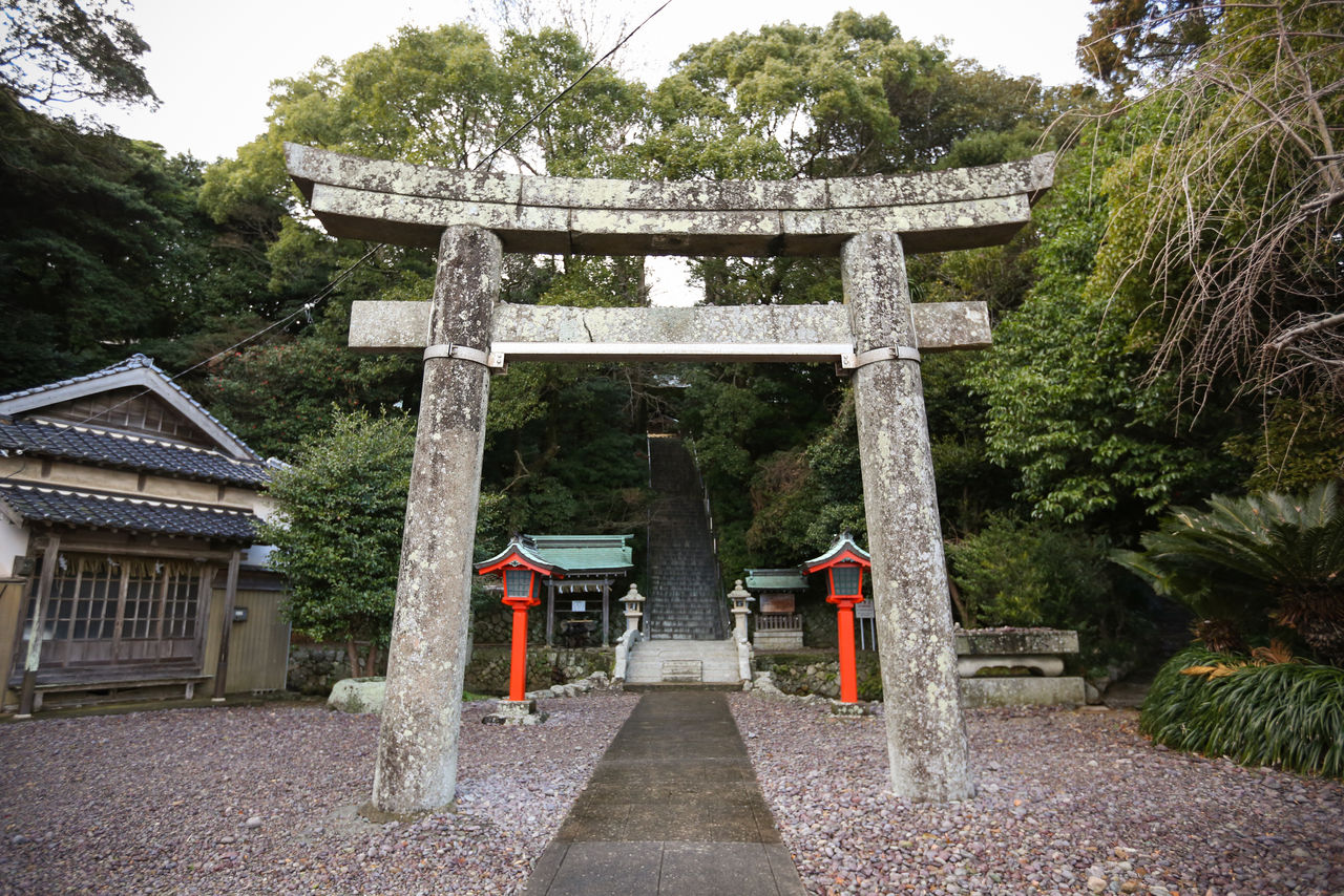 Le portique Ni-no-torii du sanctuaire Nakatsu-miya, sur l’île Ôshima