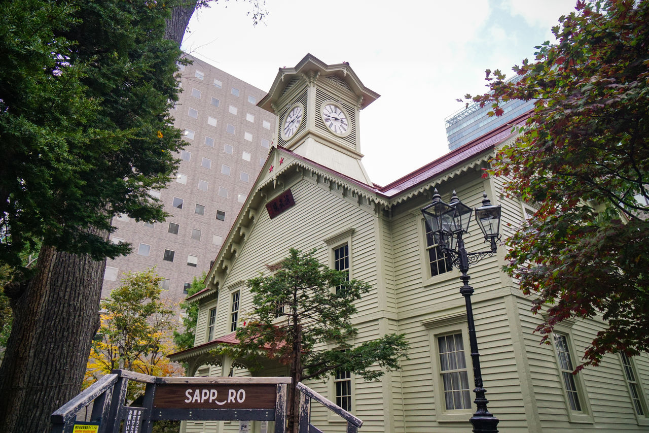 Ce bâtiment, communément appelé la tour de l'horloge, fut autrefois une salle de spectacle du Collège d'agriculture de Sapporo, précurseur de l'Université d’Hokkaido.