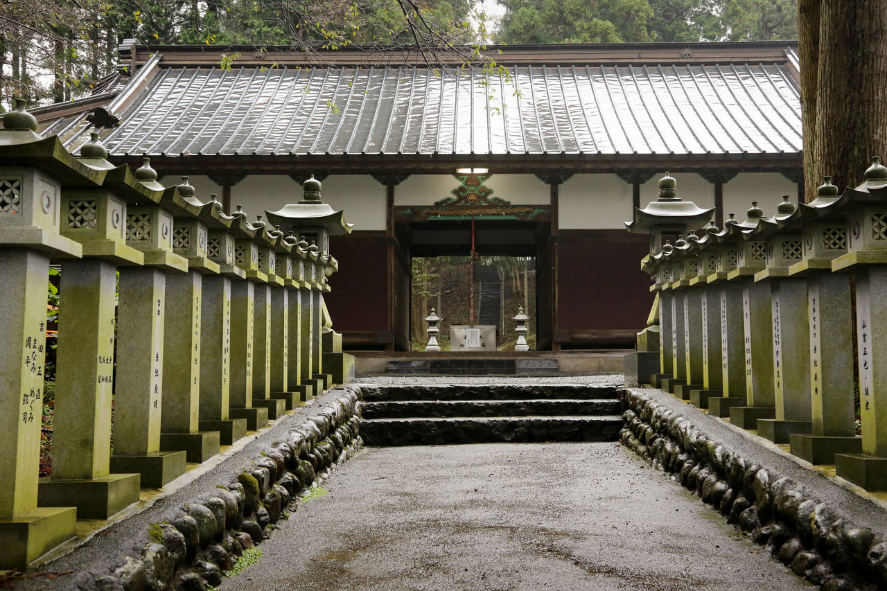 Le sanctuaire Yamamiya Sengen, avec au-delà, une vaste étendue naturelle qui fait partie du lieu sacré.