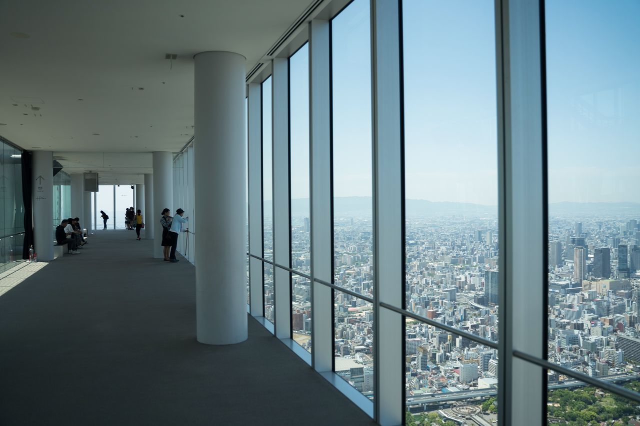La galerie de l'observatoire du soixantième étage, dotée de baies vitrées, donne l’impression de marcher sur l’air. 