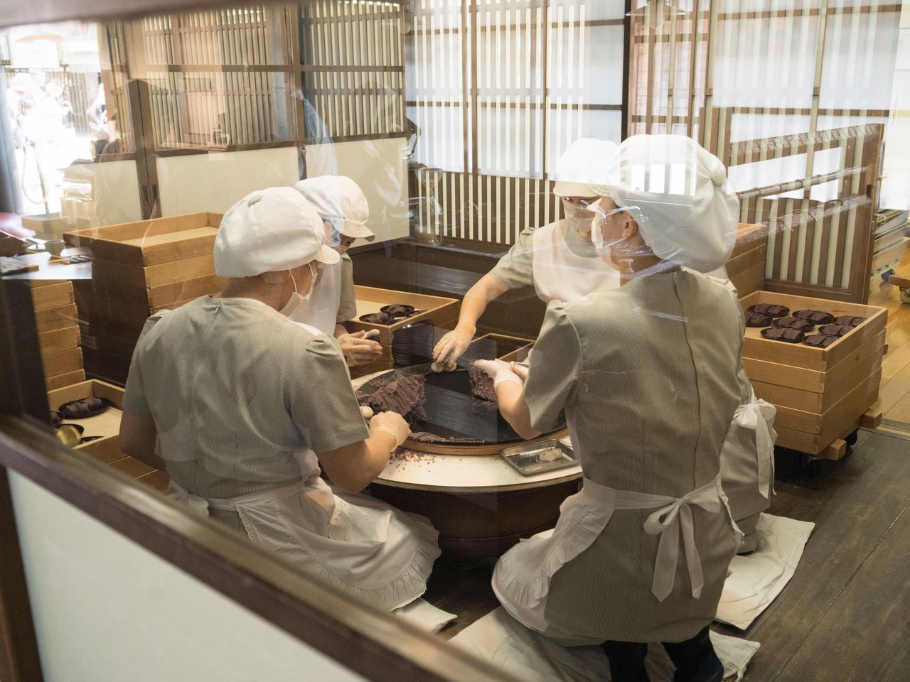  les visiteurs peuvent également observer les artisans en train de fabriquer les akafuku mochi.