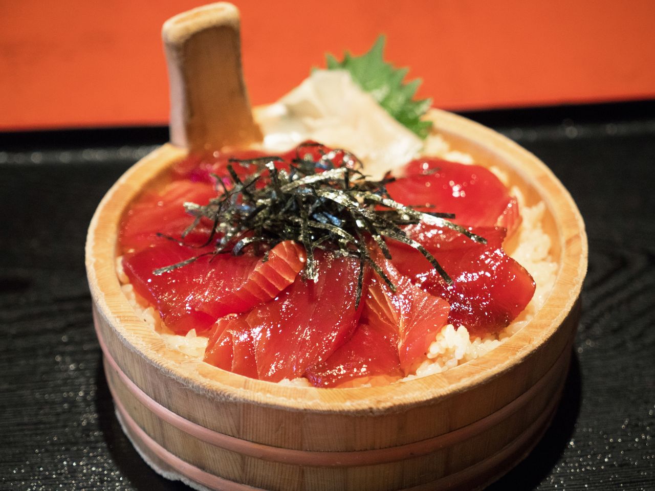 Le tekone-zushi, servi dans un te-oke, un plat en bois en forme de grosse louche.
